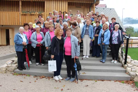 Predstavnice gorenjskih dru&scaron;tev kmečkih in podeželskih žena na Mrakovi domačiji na Bledu / Foto: Cveto Zaplotnik