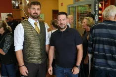 Predsednik Gorenjske čebelarske zveze Anže Perčič in Matic Kimovec, prejemnik priznanja za leto&scaron;njega &scaron;ampijona, kostanjev med / Foto: Alenka Brun