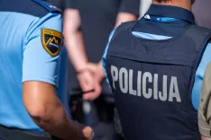 Po&scaron;kodoval natakarico in policistko
