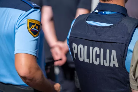 Po&scaron;kodoval natakarico in policistko