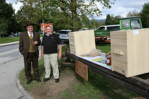  Ta&scaron;karjev voz, Julijan Cvek, predsednik ČD Jesenice in &Scaron;tefan pesjak, ki nam je razložil par besed o Ta&scaron;karjevem vozu,. / Foto: Alenka Brun
