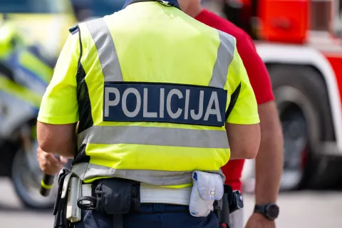 V bencinski servis vstopila s pi&scaron;tolama