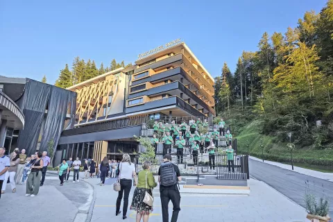 Novi hotel v Snoviku je v &scaron;tirideset odstotkih narejen iz naravnih materialov. / Foto: &Scaron;pela &Scaron;imenc