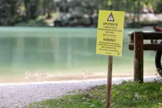 opozorilni znak opozorilo Jezero Jasna Kranjska Gora žival pes turisti / Foto: Tina Dokl