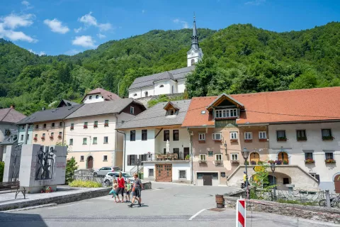 Simbolična fotografija občina Radovljica na dan Kova&scaron;ki &scaron;maren Kropa / Foto: Nik Bertoncelj
