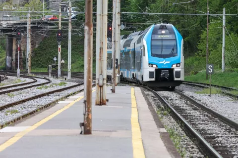 vlak železni&scaron;ka postaja železnica tir proga tiri / Foto: Tina Dokl