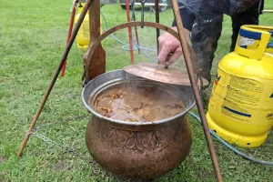 Na Visokem bo 3. oktobra možno pokusiti različne divjačinske golaže. / Foto: arhiv Zavoda Poljanska dolina