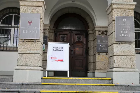 Od danes predčasno glasovanje na referendumih