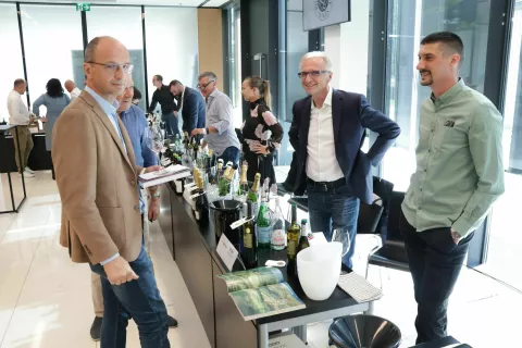 Salon Decanterjevi nagrajenci že dvanajsto leto ustvarja prostor, kjer je te mednarodne dosežke mogoče predstaviti domači javnosti ter jih umestiti v &scaron;ir&scaron;i razvoj slovenskega in regionalnega vinarstva. / Foto: Alenka Brun