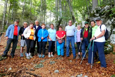 Udeleženci spominske slovesnosti pri bolnici Ko&scaron;uta / Foto: Franc Ekar