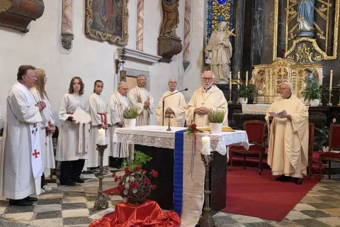 V tinjski cerkvi je praznično ma&scaron;o daroval &scaron;kof in član Sodalitete dr. Jože Marketz. / Foto: Jože Ko&scaron;njek
