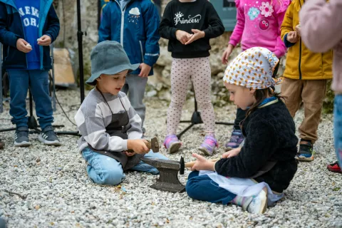 Zaključen projekt Družinska doživetja v Kropi nova družinska tematska potknjiga S &Scaron;KRATKOM KOVAČKOM po poti kroparskih žebljarjevUčni park v Kotlu, Matičkova hi&scaron;a Kropa, Radovljica, 24. september 2026Vrtec Kropa / Foto: Nik Bertoncelj