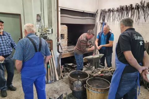 Na kovačiji Bizovičar v Hotovlji so se danes srečali kovači iz vse Slovenije. / Foto: Mateja Rant