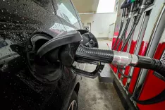 Simbolična fotografija bencinska postaja Petrol tankanje / Foto: Nik Bertoncelj