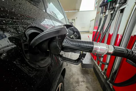 Simbolična fotografija bencinska postaja Petrol tankanje / Foto: Nik Bertoncelj