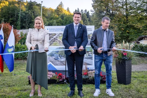 Slavnostni trak so prerezali predsednica Krajevne skupnosti Motnik Nina Semprimožnik, župan Matej Slapar in predstavnik izvajalca, Robi Čerčnik iz podjetja S5 projekt. / Foto: arhiv Občine Kamnik