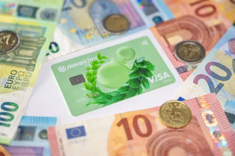 Simbolična fotografija ekonomija, finance, evro, denar. / Foto: Nik Bertoncelj