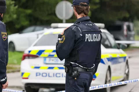 simbolična fotografija policija policist policijski avto vozilo streljanje v Vodicah aretacija Radovljica / Foto: Tina Dokl