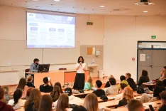 Na uvajalnem dnevu na kranjski fakulteti za organizacijske vede je bruce pozdravila tudi prodekanica za &scaron;tudentska vpra&scaron;anja Tonja Smole. / Foto: arhiv FOV