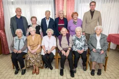 Občina Naklo tradicionalno prireja srečanja za občane, ki praznujejo visoke življenjske jubileje (80, 90 let ali več), v Gostilni pri Slavki v Podbrezjah. / Foto: Primož Pičulin