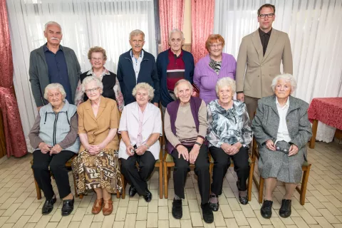 Občina Naklo tradicionalno prireja srečanja za občane, ki praznujejo visoke življenjske jubileje (80, 90 let ali več), v Gostilni pri Slavki v Podbrezjah. / Foto: Primož Pičulin