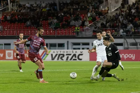 Nogometa&scaron;i Triglava (v bordo dresih) so v gorenjskem obračunu doma premagali Jesenice. Mrežo so zatresli &scaron;tirikrat. / Foto: Peter Ko&scaron;enina
