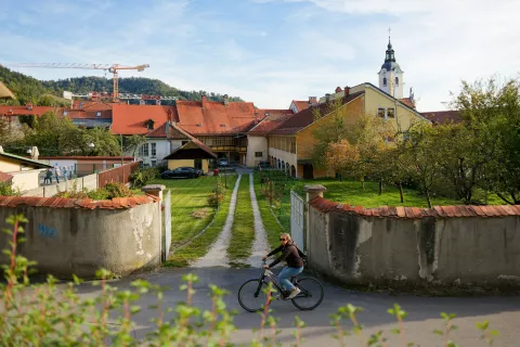 Krajevna skupnost Kamnik Center, sprehod po vrtovih &Scaron;utne / Foto: Ale&scaron; Senožetnik