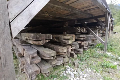 Nakup &raquo;kozolca&laquo; znova razburil svetnike