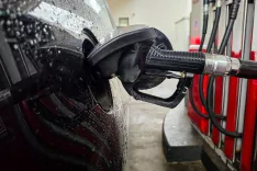 Simbolična fotografija bencinska postaja Petrol tankanje / Foto: Nik Bertoncelj