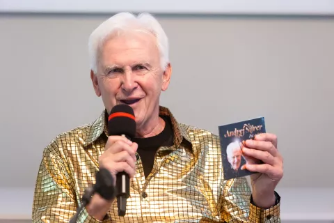 Andrej &Scaron;ifrer na predstavitvi albuma ob 50 letnici njegovega delovanja v glasbi. Album: Pol stoletja pisanja in petja. Ljubljana, 7. 10. 2026 / Foto: Matic Zorman