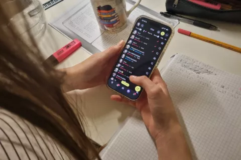 Medvrstni&scaron;ko nasilje se danes pogosto nadaljuje tudi v digitalnem okolju, kjer dobiva nove razsežnosti. / Foto: Mateja Rant