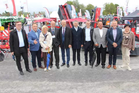 Minister Janez Cigler Kralj si je v spremstvu gostiteljev ogledal sejem. / Foto: Cveto Zaplotnik
