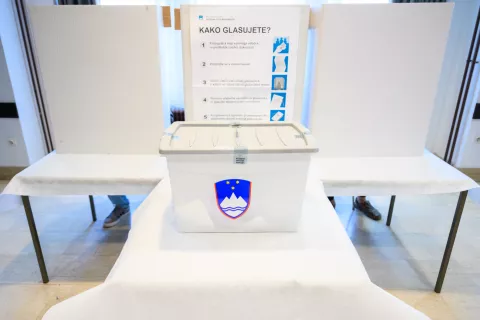 Predčasno glasovanje na &scaron;tirih referendumih v občini Kranj / Foto: Primož Pičulin