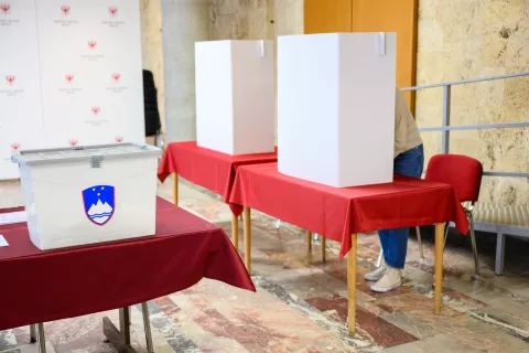 Predčasno glasovanje na &scaron;tirih referendumih v občini Kranj / Foto: Primož Pičulin