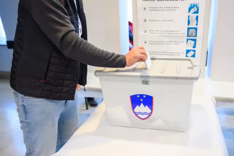 Predčasno glasovanje na &scaron;tirih referendumih v občini Kranj / Foto: Primož Pičulin