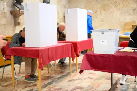 Predčasno glasovanje na &scaron;tirih referendumih v občini Kranj / Foto: Primož Pičulin
