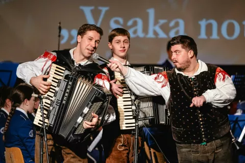 Novoletni koncert Pihalni orkester Jesenice Kranjska Gora z gosti na Jesenicahgosti koncerta Sa&scaron;o Avsenik harmonika, Martin Jakopič (jeseničan) harmonika, Lucija Selak pevka in Luka Se&scaron;ek pevec / Foto: Nik Bertoncelj