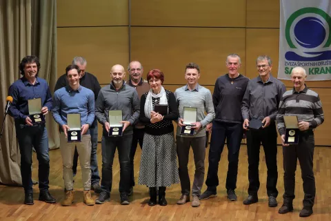 Ob stoletnici &scaron;porta v Straži&scaron;ču so najuspe&scaron;nej&scaron;im zdaj&scaron;njim in nekdanjim &scaron;portnikom podelili &scaron;portne plakete za dosežene &scaron;portne uspehe. / Foto: Tina Dokl
