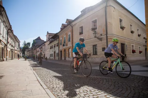 Za spodbujanje trajnostnih oblik mobilnosti bodo preko projekta v Kamniku zagotovili 390 tisoč evrov. / Foto: Aleš Senožetnik