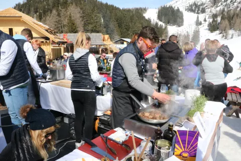 Ljubitelji slastnih grižljajev in smučanja se z veseljem udeležijo kulinarično- smučarske dogodivščine na Krvavcu. / Foto: Alenka Brun
