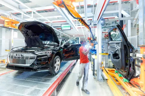 Porizvodnja eletkričnih avtomobilov je še vedno bistveno dražja, kot proizvodnja klasično gnanih avtomobilov. Baterije po 8.000 -10.000 € / Foto: Audi