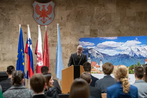 Častni gost na odprtju je bil dr. Miodrag Đorđević, predsednik vrhovnega sodi&scaron;ča. / Foto: Primož Pičulin