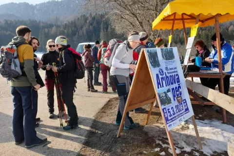 Podpis k sliki (pohod Arihova peč)<br><br>Nedeljskega spominskega pohoda Arihova peč se je udeležilo okrog 300 pohodnikov s Koroške in Slovenije. – Foto: Jože Košnjek / Foto: Jože Košnjek