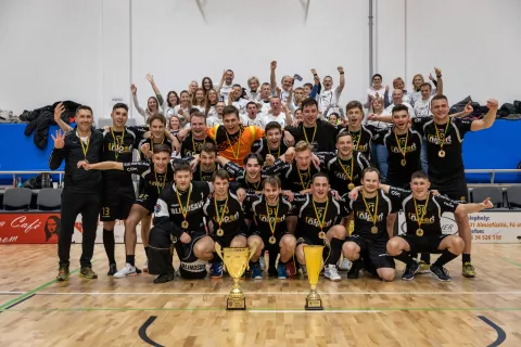 Igralci FBK Insporta so nov naslov prvakov proslavili skupaj z zvestimi navijači. / Foto: Arhiv Kluba