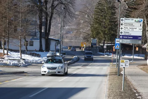 V Bohinju želijo okolico jezera čim bolj razbremeniti motornega prometa, zato bodo tudi parkirišča postopno umikali stran od jezerske sklede. / Foto: Gorazd Kavčič