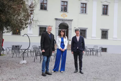 Tavčarjevo leto so predstavili (od leve proti desni): Milan Čadež, Ur&scaron;ka Perenič in Matevž Čelik Vidmar. / Foto: Tina Dokl