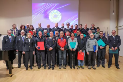 Prejemniki priznanj Civilne zaščite, med njimi slavnostna govornica in organizatorji regijske podelitve na Jesenicah / Foto: Tina Dokl