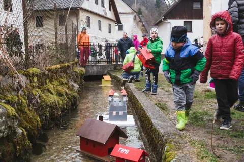 V Kamni Gorici barčice spuščajo po kanalu; na določeni točki jih vzamejo iz vode, zaradi česarj jih je mogoče večkrat spustiti po toku. / Foto: Boris Pretnar, Arhiv Td Kamna Gorica