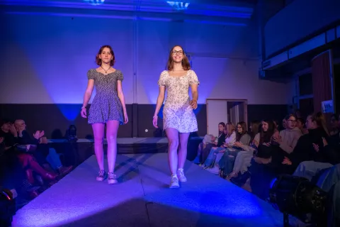 Z modno revijo DrugaRoka so na Gimnaziji Kranj tudi letos spodbujali k ponovni uporabi oblačil. / Foto: Primož Pičulin