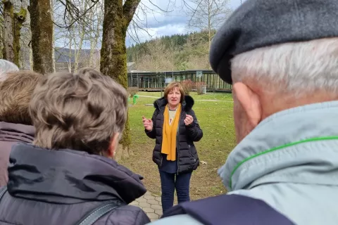 Lokalna vodnica Darja Zamida Pečavar je gostom z zanimivimi zgodbami predstavila dolenjske zanimivosti / Foto: Grega Flajnik